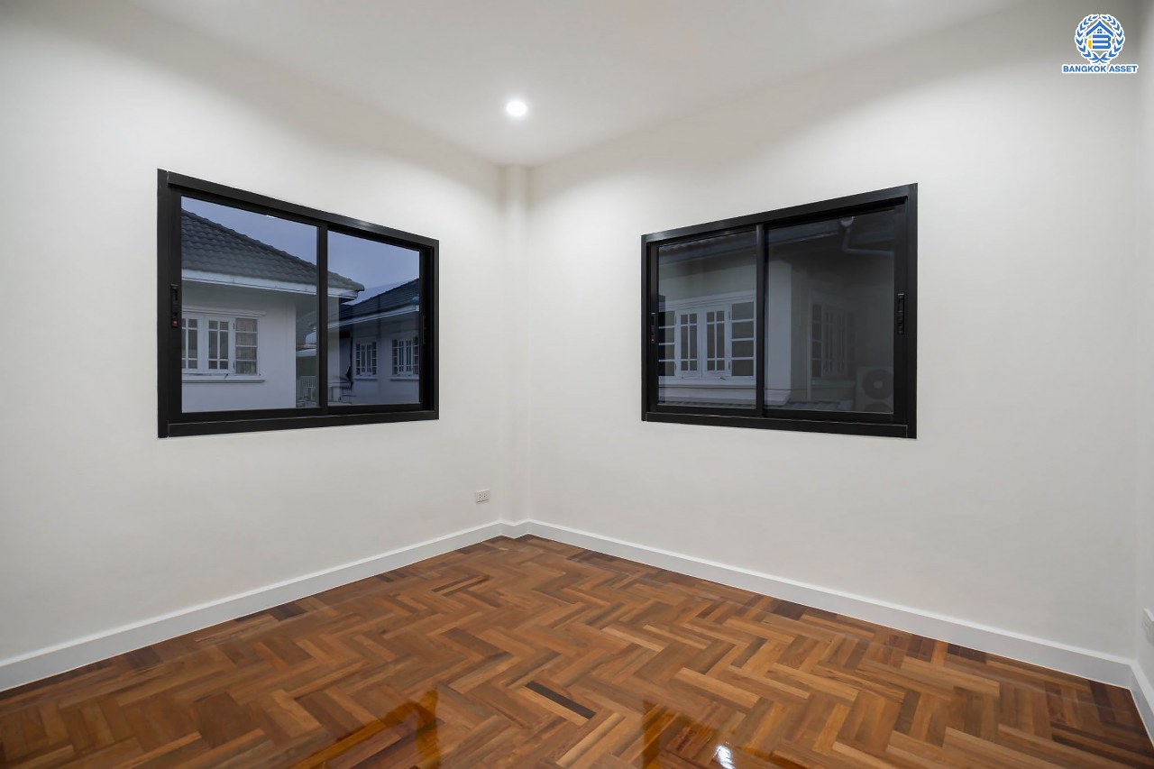 บ้านมือสองตกแต่งใหม่ โครงการ มณีรินทร์ รัตนาธิเบศร์ แบรนด์ Property Perfect เนื้อที่ 54.2 ตร.ว. ฟังก์ชัน 3 ห้องนอน 2 ห้องน้ำ จอดรถได้ 2 คัน บนทำเลศักยภาพ เชื่อมต่อทั้ง ถนนรัตนาธิเบศร์ และถนนราชพฤกษ์ ใจกลาง 2 เซ็นทรัลฯ ใกล้ทางด่วน "งามวงศ์วาน" และรถไฟฟ้า "สถานีบางรักน้อยท่าอิฐ"